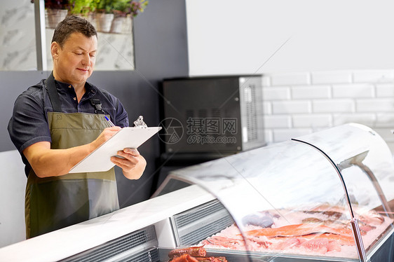 食品销售,小企业人的男卖家与剪贴板销售海鲜鱼店鱼店出售海鲜的剪贴板卖家鱼店出售海鲜的剪贴板卖家图片