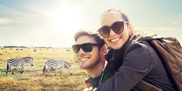 旅行,旅游人的幸福的夫妇与背包非洲大草原斑马的背景下玩得很开心微笑的夫妇背包非洲旅行微笑的夫妇背包非图片