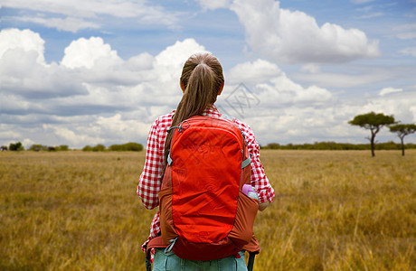 冒险,旅行,旅游,徒步旅行人的轻的女人带着背包非洲热带草原的背景女人背着背包非洲草原上女人背着背包非洲草图片