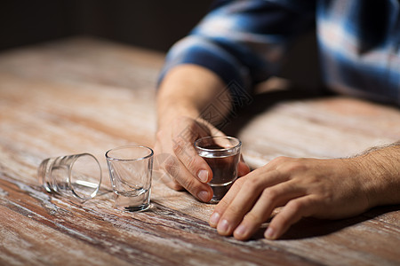 蓝莓酒酒精成瘾人们的男晚上喝伏特加的手晚上喝伏特加的手晚上喝伏特加的手背景