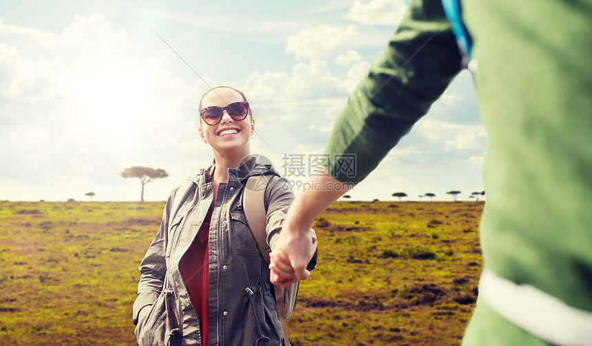 旅行,旅游人的幸福的夫妇与背包牵手非洲热带草原的背景幸福的夫妇背包非洲旅行幸福的夫妇背包非洲旅行图片