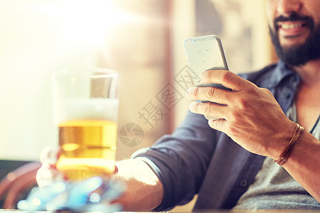 人,休闲技术近距离的人与智能手机喝啤酒阅读信息酒吧酒吧酒吧用智能手机啤酒接近男人酒吧用智能手机啤酒图片
