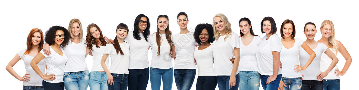 友谊,多样化,身体积极人的群快乐的同大小的女人穿着白色T恤拥抱群穿着白色T恤的快乐同的女人群穿着白色T背景图片