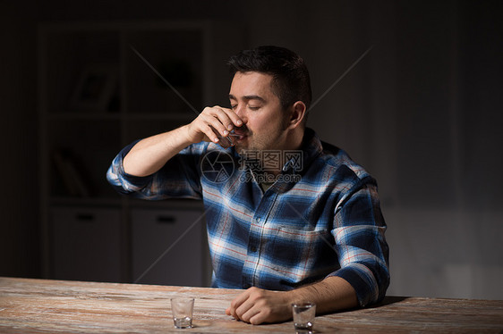 酗酒,酗酒人的男酗酒晚上男人晚上喝酒男人晚上喝酒图片