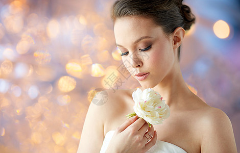 美丽,珠宝,人奢侈的美丽的亚洲妇女新娘穿着白色连衣裙,牡丹花金戒指假日灯光背景美丽的亚洲女人,花金戒指图片
