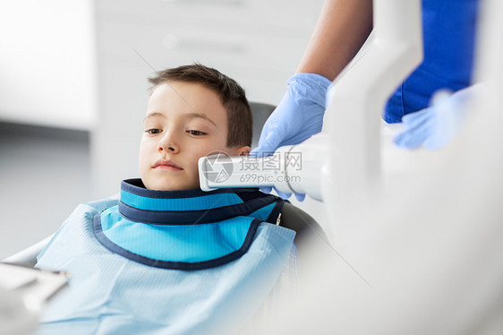 医学,牙科医疗女牙医与X光机扫描儿童病人牙齿牙科诊所牙医牙科诊所儿童牙齿的X光牙医牙科诊所儿童牙齿的图片