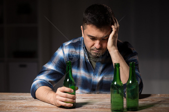 酒精中,酒精成瘾人的男酗酒者晚上的桌子上喝啤酒醉汉晚上桌子上喝酒醉汉晚上桌子上喝酒图片