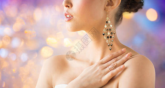 美丽,珠宝豪华美丽的女人与耳环假日灯光背景带耳环的美女特写带耳环的美女特写图片
