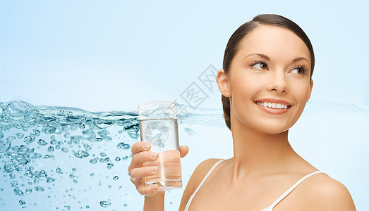 饮食,健康饮食人的女人用杯蓝色背景的水杯蓝色背景的水的女人杯蓝色背景的水的女人图片