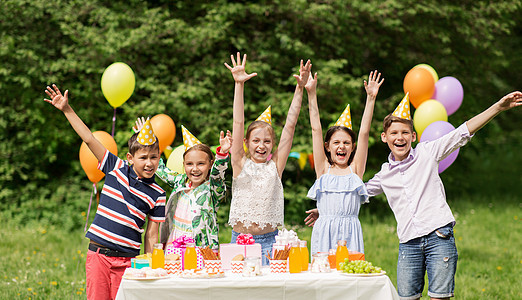 假期,童庆祝快乐的孩子拥抱生日聚会夏季花园快乐的孩子夏季花园的生日聚会上快乐的孩子夏季花园的生日聚会上图片