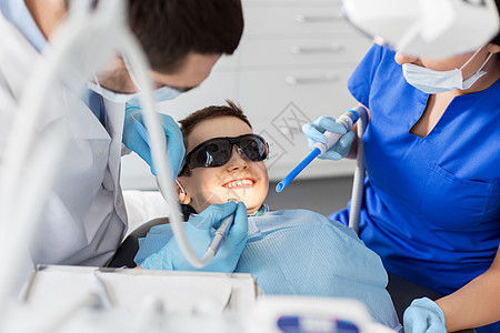 医学,牙科医疗牙科医生助理与牙科钻唾液喷射器治疗儿童患者牙齿牙科诊所牙医牙科诊所治疗儿童牙齿牙医牙科诊图片