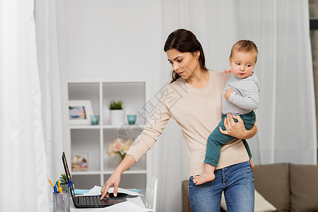 母亲,多任务,家庭技术母亲与婴儿,笔记本电脑文件工作家里母亲带着孩子笔记本电脑家工作母亲带着孩子笔记本图片