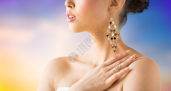 美丽,珠宝奢侈的美丽的女人与耳环粘贴背景带耳环的美女特写带耳环的美女特写图片