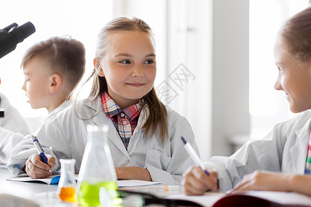 教育科学儿童孩子们学校实验室学化学,并写作业本孩子们学校实验室学化学孩子们学校实验室学化学图片