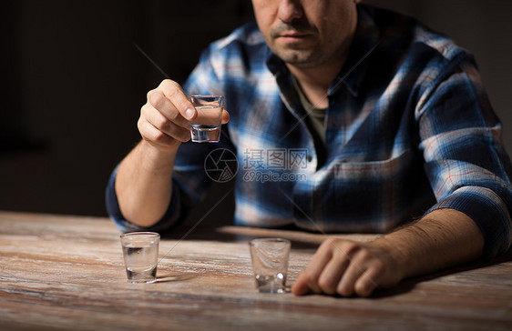 酗酒,酗酒人的男酗酒晚上男人晚上喝酒男人晚上喝酒图片