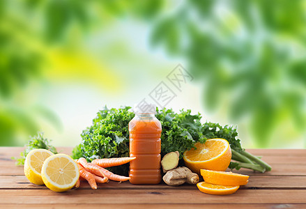 健康的饮食,食物,节食素食的瓶子与胡萝卜汁,水果蔬菜木制桌子上绿色的自然背景装胡萝卜汁水果蔬菜的瓶子装图片