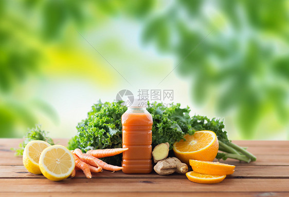 健康的饮食,食物,节食素食的瓶子与胡萝卜汁,水果蔬菜木制桌子上绿色的自然背景装胡萝卜汁水果蔬菜的瓶子装图片