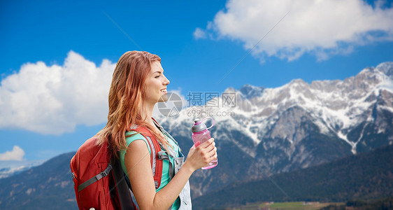 冒险,旅行,旅游,徒步旅行人们的微笑的轻女人带着背包瓶水阿尔卑斯山的背景上带着背包阿尔卑斯山上微笑的女人图片