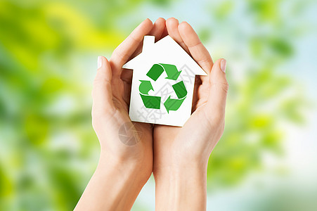 生态环境保护理念自然背景下,用绿色回收标志紧紧握住房子手着绿色回收标志的房子手着绿色回收标志的房子背景图片