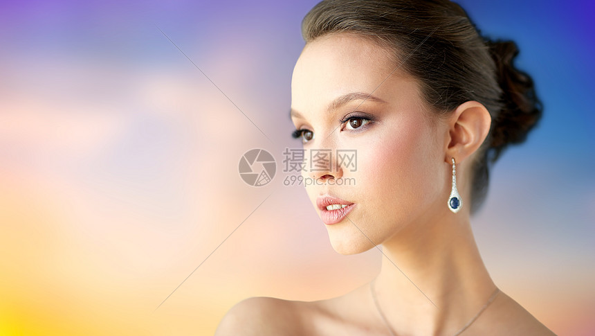 美丽,珠宝,人奢侈的美丽的亚洲妇女新娘与耳环的背景用耳环遮住美丽的女人的脸用耳环遮住美丽的女人的脸图片