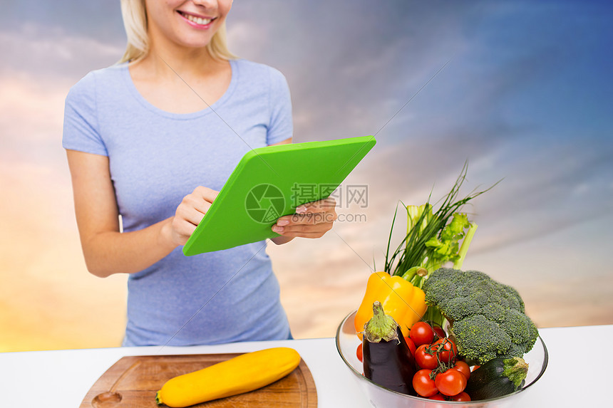 健康的饮食,食物,技术人的近距离微笑的轻妇女与平板电脑碗蔬菜天空的背景用平板电脑蔬菜接近女人用平板电脑图片
