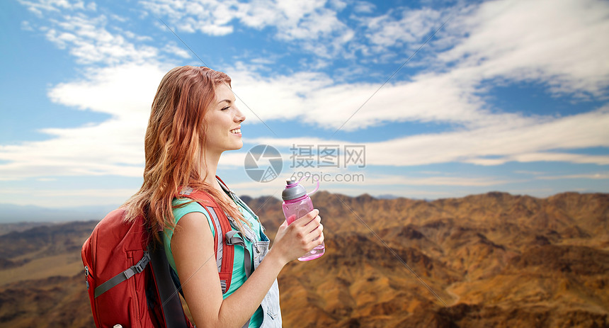 冒险,旅行,旅游,徒步旅行人们的微笑的轻女人带着背包瓶水大峡谷公园的山丘背景上带着背包山上微笑的女人图片