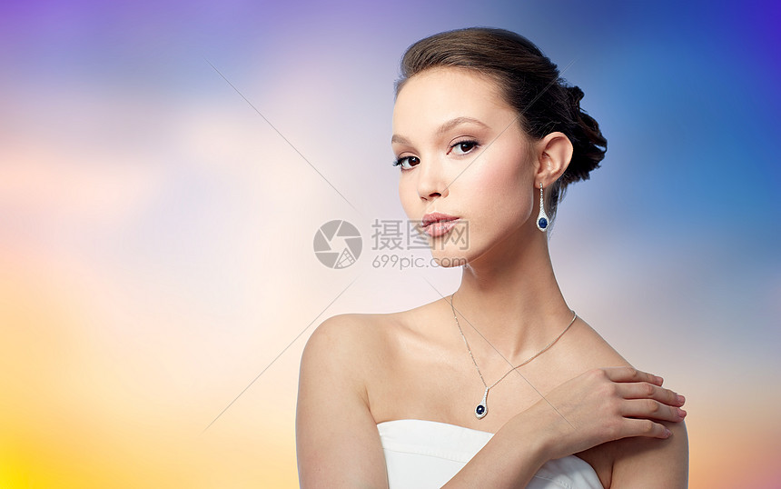 美丽,珠宝,人奢侈的美丽的亚洲妇女新娘戴着耳环吊坠的背景带耳环吊坠的漂亮亚洲女人带耳环吊坠的漂亮亚洲女人图片