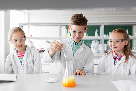 教育科学化学儿童学校实验室进行试管制作实验的儿童学生试管的孩子学校学化学试管的孩子学校学化学图片