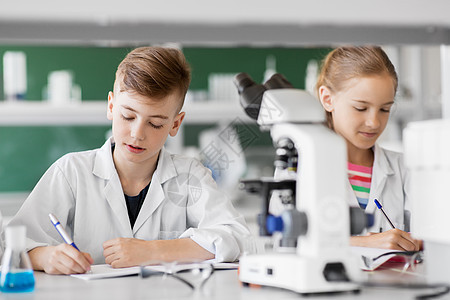 教育科学儿童孩子们学校实验室学化学,并写作业本孩子们学校实验室学化学孩子们学校实验室学化学图片