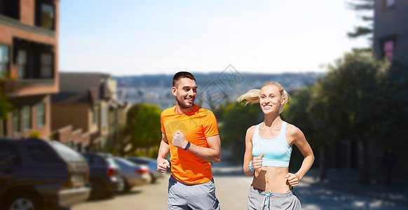 健身,运动健康的生活方式微笑夫妇与心率手表运行旧金山城市背景微笑的夫妇奔跑微笑的夫妇奔跑图片