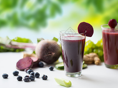 健康的饮食,饮料,饮食排杯甜菜根汁与同的水果蔬菜桌子上绿色的自然背景杯甜菜根汁水果蔬菜杯甜菜根图片