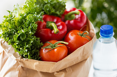 食物,饮食健康饮食纸袋与新鲜蔬菜水瓶绿色的自然背景用蔬菜水封闭纸袋用蔬菜水封闭纸袋图片