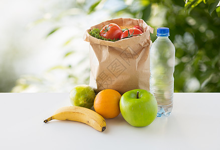食物,饮食健康饮食纸袋与新鲜水果蔬菜水瓶桌子上的绿色自然背景纸袋上蔬菜食物水纸袋上蔬菜食物水图片