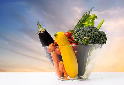 饮食,蔬菜食品,健康饮食物品的成熟的蔬菜璃碗桌子上的夜空背景把成熟的蔬菜放桌上的璃碗里把成熟的蔬菜图片