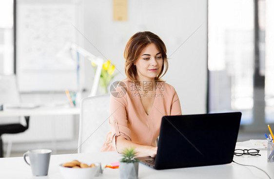 商业,技术人的女商人笔记本电脑办公室工作笔记本电脑的女商人办公室工作笔记本电脑的女商人办公室工作图片