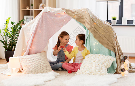 童潮湿的快乐的小女孩玩具陶器孩子们的帐篷家里小女孩家孩子们的帐篷里玩茶话会小女孩家孩子们的帐图片
