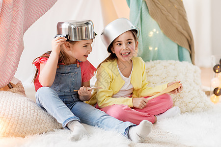 童潮湿的快乐的小女孩家里的孩子帐篷里玩炊具带厨房用具的女孩家里的帐篷里玩带厨房用具的女孩家里的帐篷里玩图片