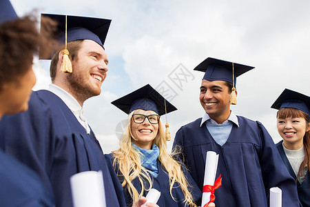 教育毕业人的群快乐的国际学生穿着迫击炮板学士学位礼服与文凭文凭的迫击炮板上快乐的学生文凭的迫击炮板上快成功的高清图片素材