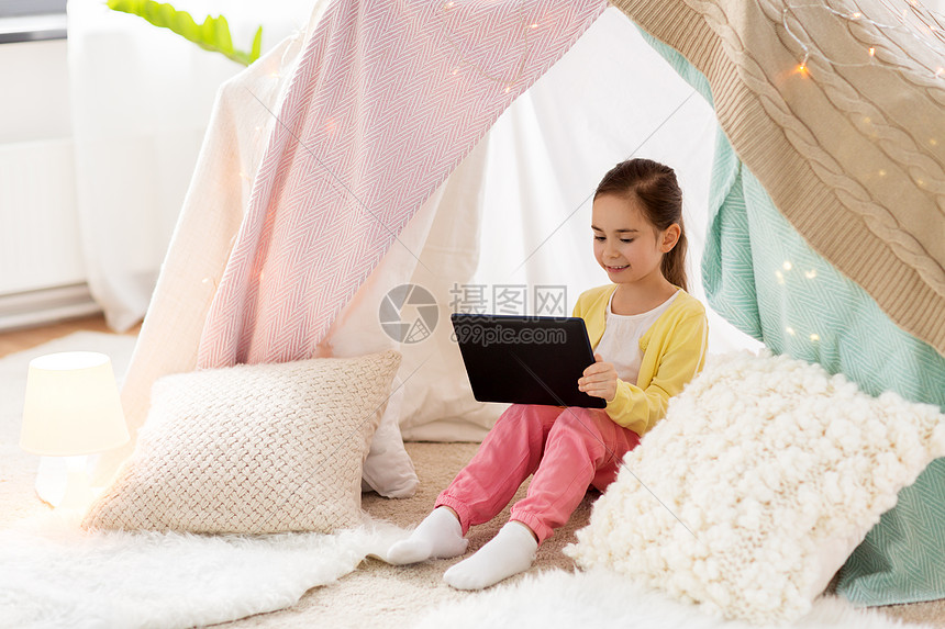 ‘~童,技术快乐的小小姐姐与平板电脑电脑孩子帐篷家里家里平板电脑的小小姐姐孩子们的帐篷里家里平板电脑的小  ~’ 的图片