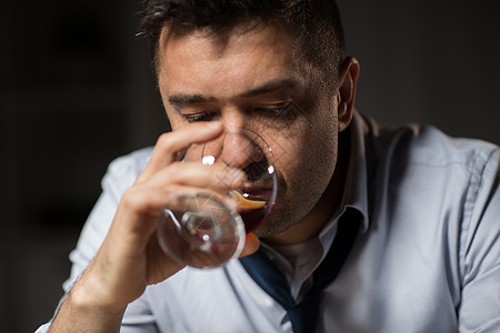 男酒精晚上喝白兰地晚上喝酒的醉汉晚上喝酒的醉汉图片