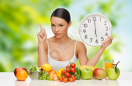 饮食,健康饮食人的妇女与食物时钟六个警告绿色自然背景女人食物时钟六女人食物时钟六图片