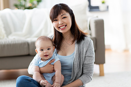 家庭母亲的快乐微笑的轻亚洲母亲小婴儿家里快乐的轻妈妈小宝宝家快乐的轻妈妈小宝宝家图片