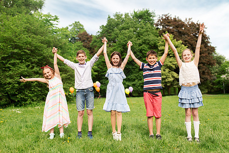暑假,童兄弟会的快乐的孩子公园牵手快乐的孩子夏天的公园牵手快乐的孩子夏天的公园牵手图片