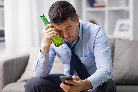 酒精中,酒精成瘾人们的醉酒的男人男,智能手机家里喝瓶装啤酒酗酒,智能手机家喝啤酒酗酒,智能手机家喝啤图片