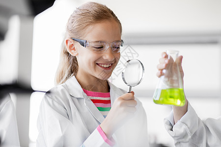教育,科学儿童女孩与放大镜学试管与化学学校实验室学校实验室学试管的女孩学校实验室学试管的女孩图片