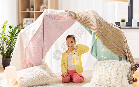 童潮湿的快乐的小女孩带着诞灯笼孩子们的帐篷里家孩子们家里的帐篷里灯笼的小女孩孩子们家里的帐篷里灯图片