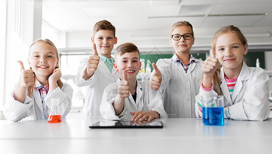快乐的孩子在学校实验室竖大拇指图片