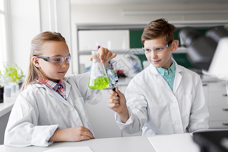 教育,科学儿童孩子学生与试管放大镜学校实验室学化学化学课上烧瓶放大镜的孩子化学课上烧瓶放大镜的孩图片