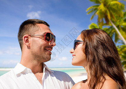 旅行,旅游暑假幸福的微笑夫妇戴着太阳镜热带海滩背景法属波利尼西亚热带海滩上戴着太阳镜的幸福夫妇热带海滩上图片