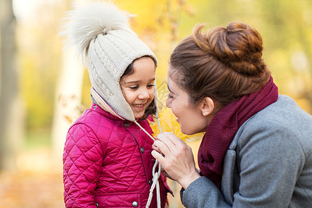 家庭,季节人的快乐的母亲小女儿秋季公园秋天公园快乐的母亲小女儿秋天公园快乐的母亲小女儿图片